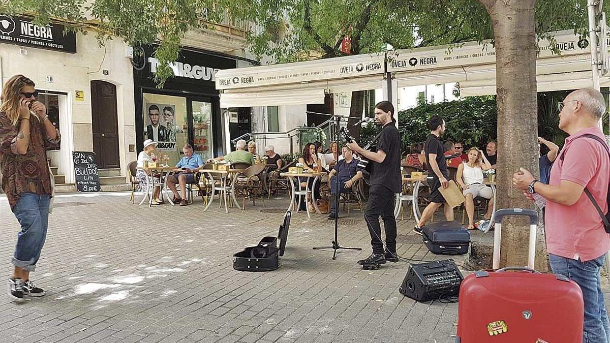 Imagen de archivo de un músico tocando en el centro de Palma, actividad cuya reciente normativa se está revisando.