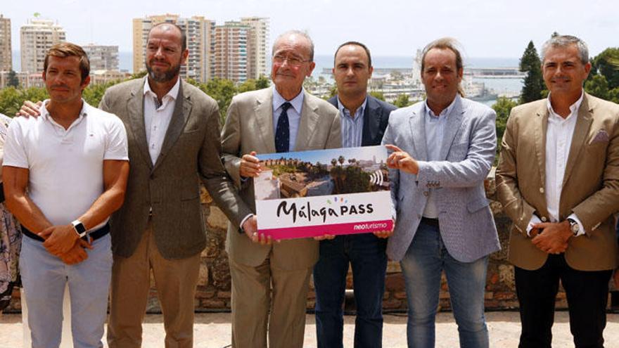 El alcalde presentó la tarjeta junto al portavoz de Ciudadanos y el director de Negocios de Neoturismo, Manuel Estévez, entre otros.