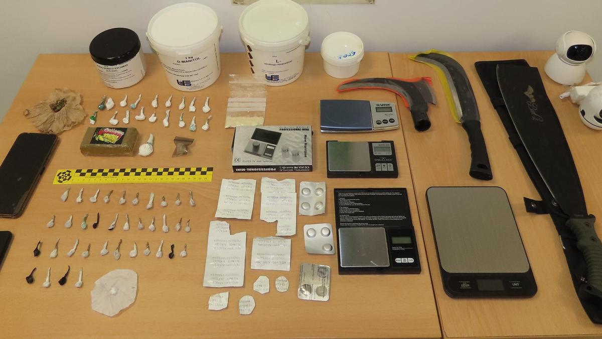 Droga y material intervenido por la Guardia Civil en Priego.