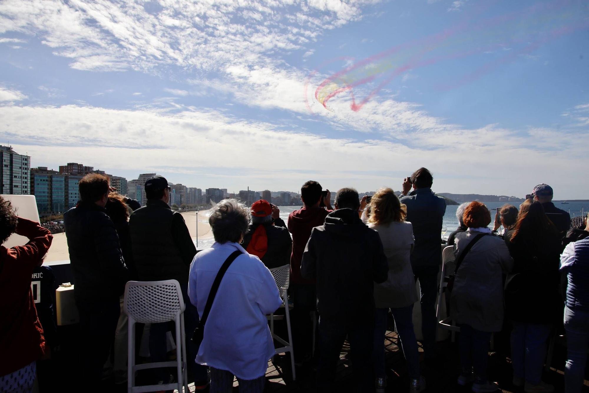EN IMÁGENES: Así fue la revista naval  del Rey Felipe VI y la exhibición aérea en Gijón por el Día de las Fuerzas Armadas