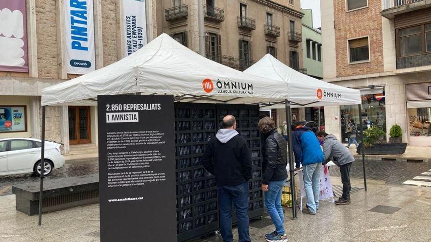 La parada d&#039;Òmnium Alt Empordà amb l&#039;exposició «Amnistia Ara»