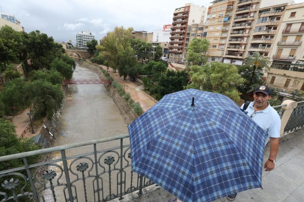 La lluvia ha anegado la carretera de Santa Pola