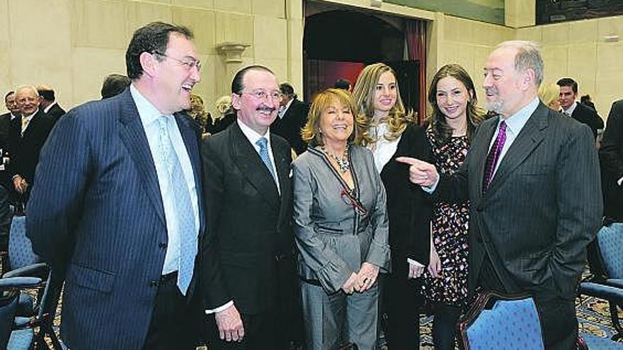 Alejandro Braña, segundo por la izquierda, junto a su cuñado, Carmen Rodríguez, dos de sus hijas y el Alcalde.