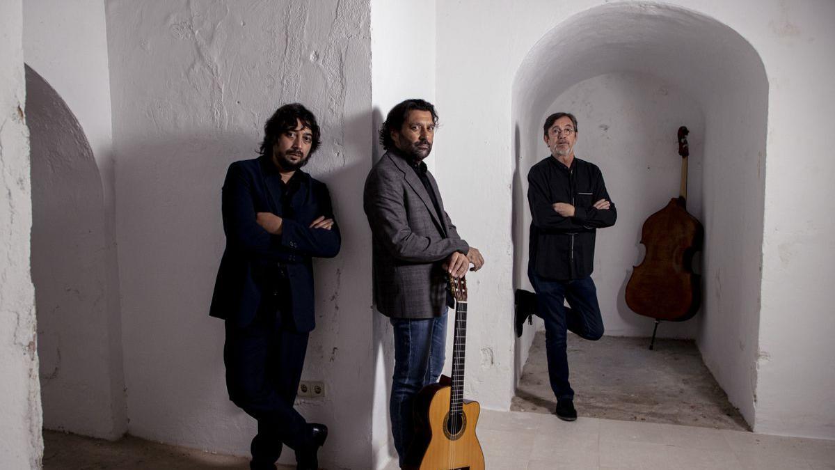 De izda. a dcha., Bandolero, Carmona y Colina, que presentan estos días su nuevo disco ’Vida’.