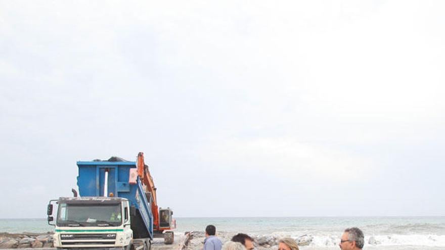 La alcaldesa y el concejal de Playas han visitado los trabajos que se ejecutan en uno de los espigones de Nueva Andalucía.