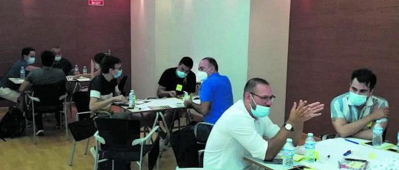 Una treintena de participantes se reúnen para acercar la tecnología a Alicante.  | INFORMACIÓN