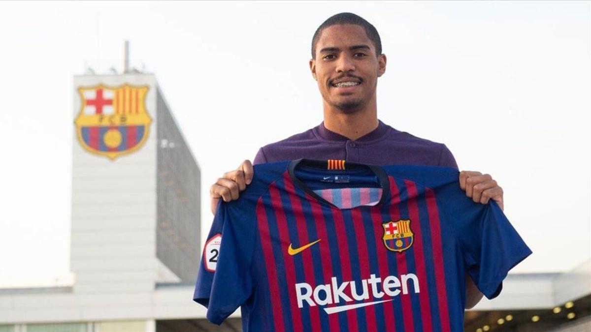 Gabriel Novaes muestra en su presentación una camiseta que aún tardará en ponerse en partido oficial