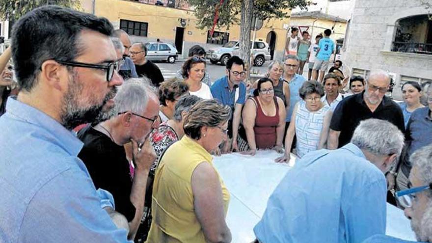 „Auf dem Dorf&quot;: Antoni Noguera (links) bei der Vorstellung der Renovierungspläne des zentralen Platzes in Sant Jordi