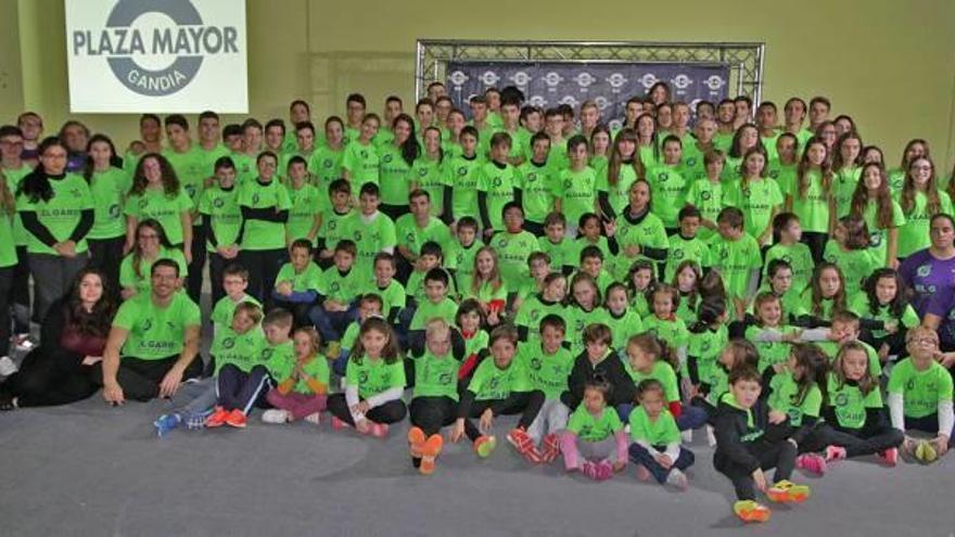 Gandia El Club de  Córrer el Garbí  presenta a 300 atletas