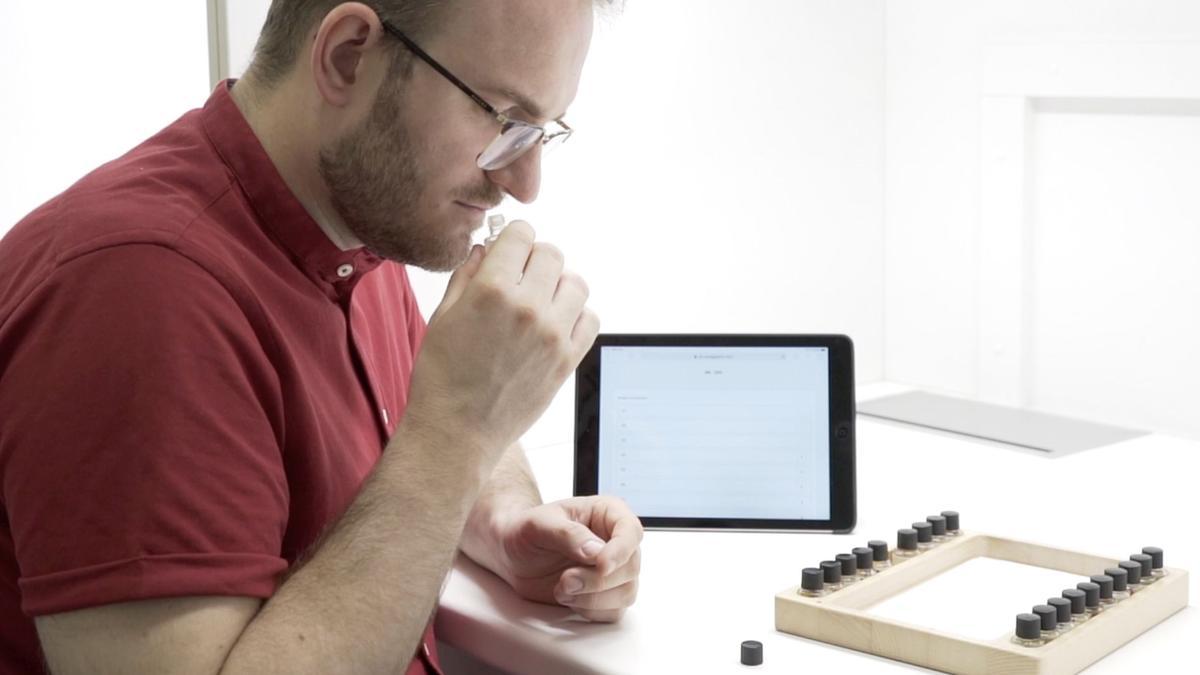 La intuición de un supercatador italiano: cajas sensoriales para reeducar el olfato tras el Covid -19  ROMA. — El investigador Michele Crippa recuerda el instante en el que decidió que su aporte debía ser más ambicioso. “Lo recuerdo porque me conmoví. Una mujer me envío un mensaje contándome que no conocía aún el olor de su bebé meses después de haber dado a luz”, cuenta, en entrevista con EL PERIÓDICO.FOTO:  Luca Rotondo