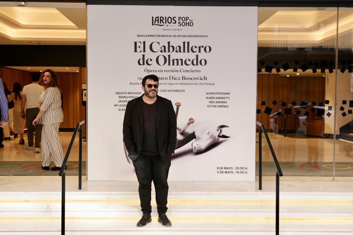 El director musical, Arturo Díez Boscovich, posa ante los medios.