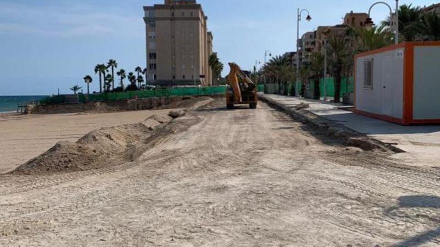 Una máquina trabajando en la parcela que ocupaba el antiguo hotel de Arenales. | INFORMACIÓN