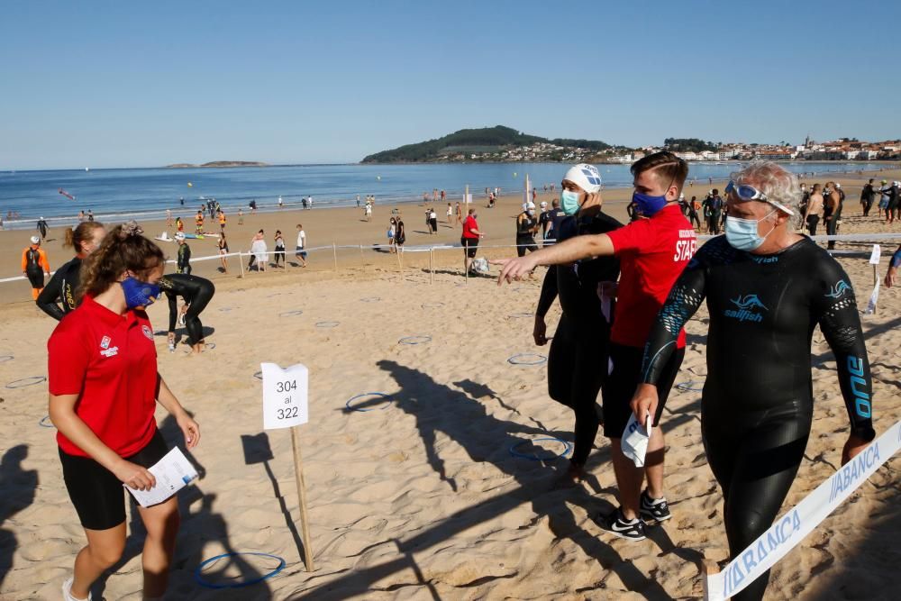 400 nadadores desafían a las aguas de Praia América. // Alba Villar