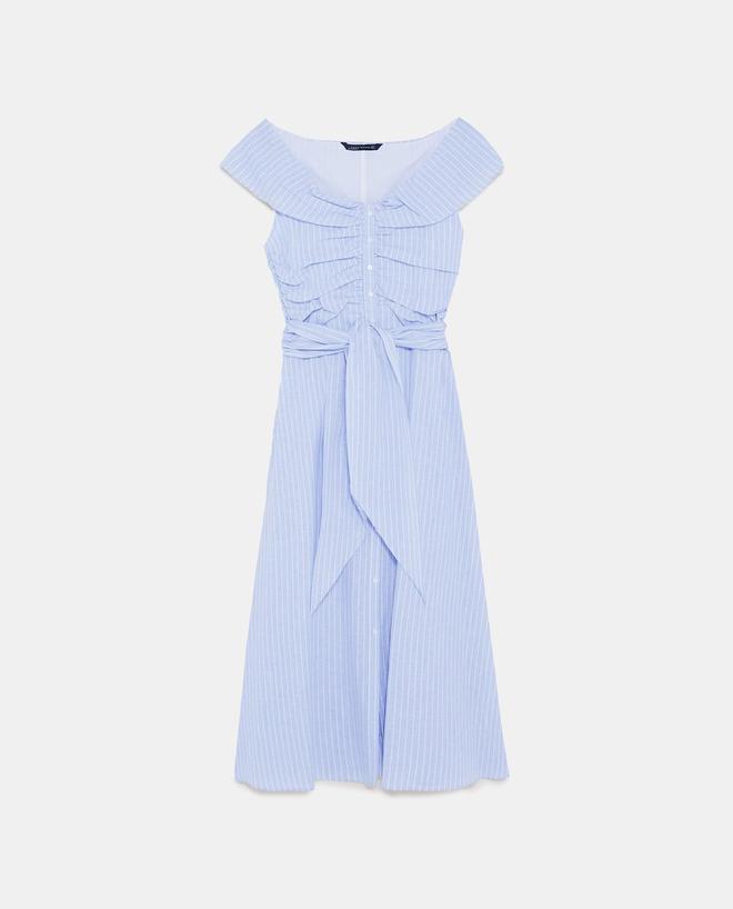 Vestido de rayas blancas y azules con lazo de Zara. (Precio: 39, 95 euros)