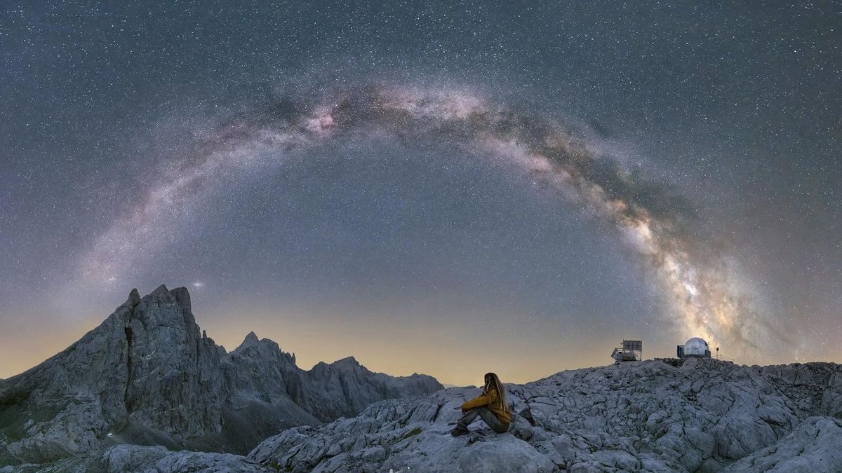 La Vía Láctea y la galaxia de Andrómeda fotografiadas en el Parque Nacional de los Picos de Europa.