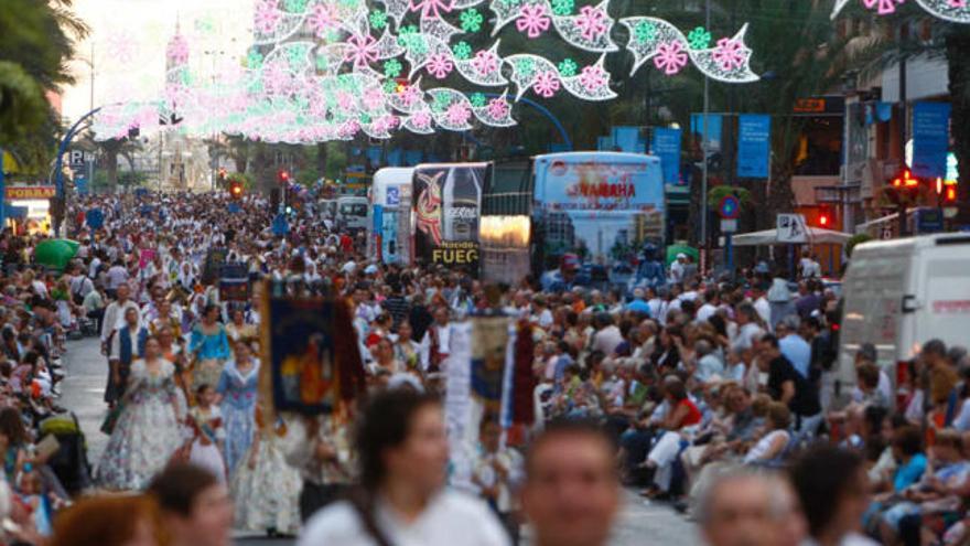Miles de personas participaron en el primer desfile de las Hogueras 2011, que discurrió por Alfonso El Sabio y la Rambla de Méndez Núñez.