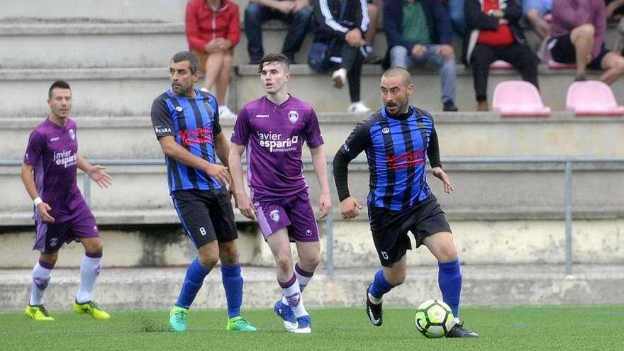 Marc, en una jugada del partido entre el Piloño y el Montañeros. // Bernabé/Javier Lalín