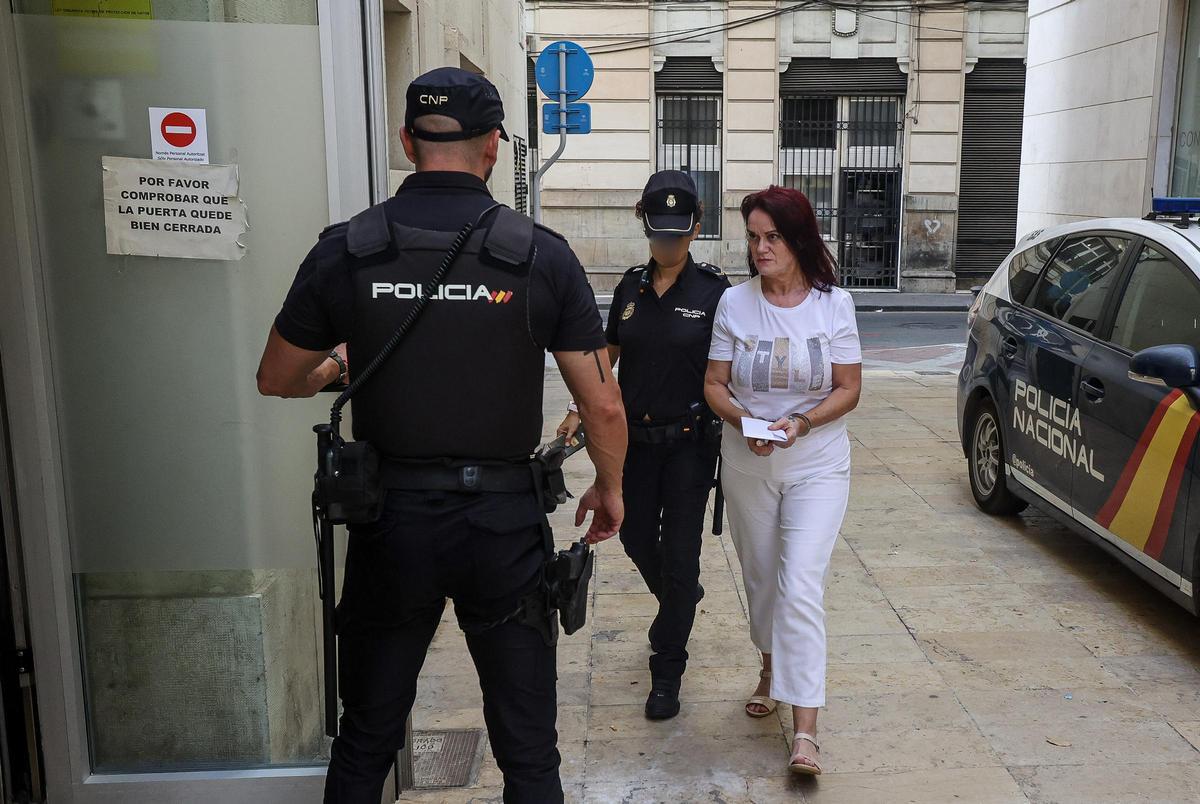 La mujer exculpada del crimen y declarada culpable de robo y encubrimiento.