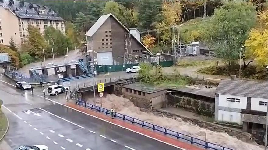 Vídeo | La borrasca Ciarán deja estas espectaculares imágenes del río Aragón a su paso por Canfranc