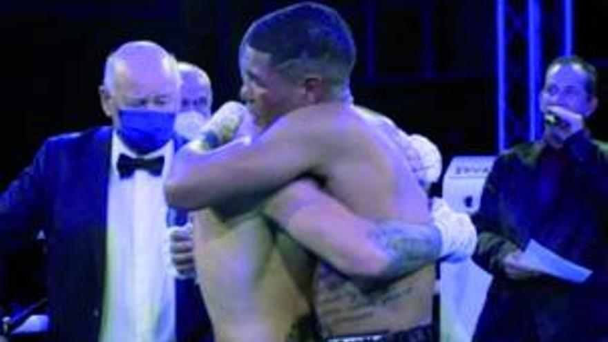 Suero y Spomer se abrazan al final del combate.