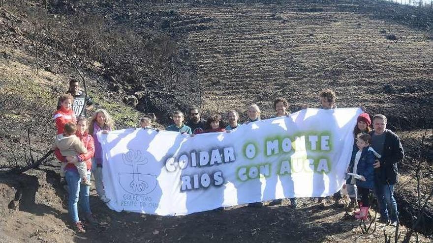 &quot;A Rente do Chan&quot; en un monte quemado tratado con paja. // R. V.