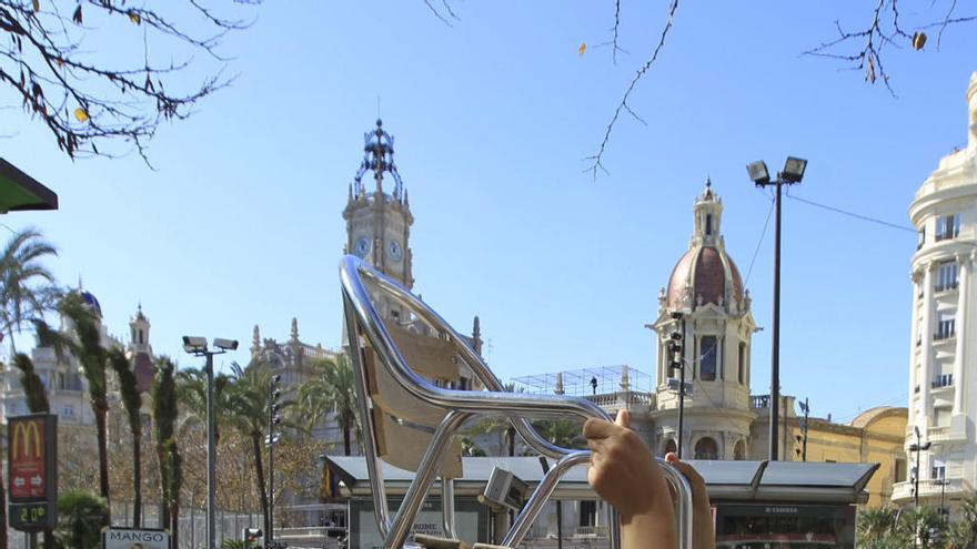 Retirada de las mesas antes de una «mascletà».