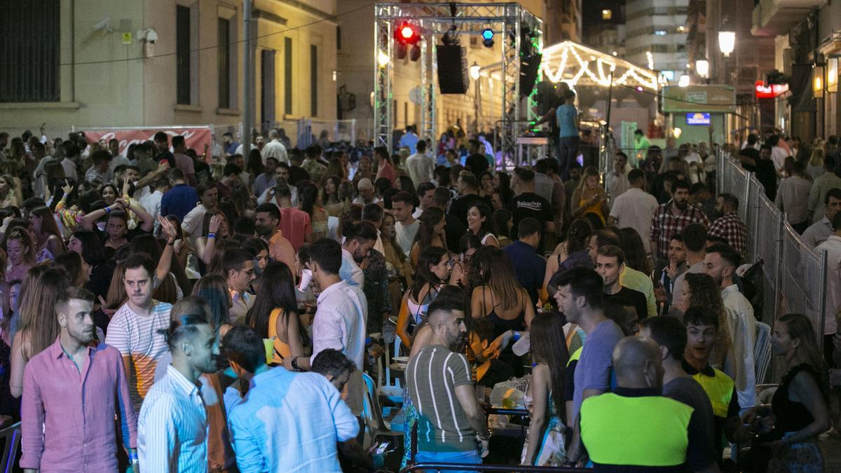 Buen ambiente en un racó de las Hogueras de Alicante