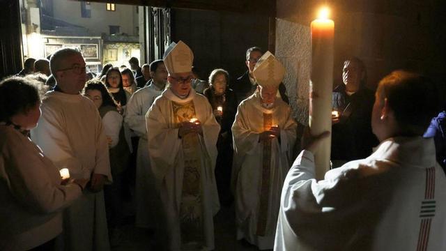 Un instante de la Vigilia Pascual celebrada ayer en la Colegiata con Antonio Valín y Luis Quinteiro Fiuza. |  Alba Villar