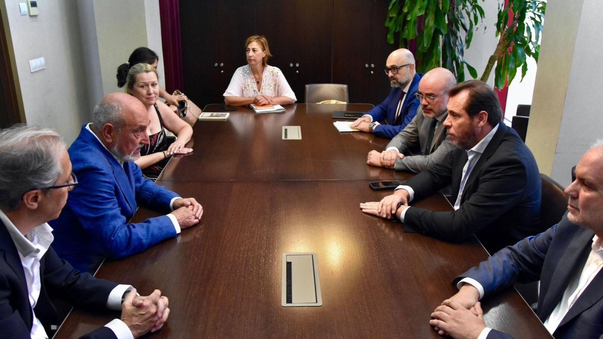 El ministro de Transportes, Óscar Puente, en su reunión con el alcalde de Navalcarnero, José Luis Adell.