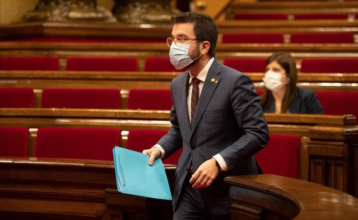 GRAFCAT6066  BARCELONA (ESPANA)  16 12 2020 - El vicepresidente del Govern en funciones de presidente  Pere Aragones  se dirige a intervenir en el Pleno del Parlament  donde ha asegurado este miercoles que todo el ejecutivo catalan trabaja  al cien por cien  para no tener que aplazar las elecciones del 14 de febrero por razones sanitarias EFE  Marta Perez