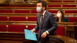 GRAFCAT6066  BARCELONA (ESPANA)  16 12 2020 - El vicepresidente del Govern en funciones de presidente  Pere Aragones  se dirige a intervenir en el Pleno del Parlament  donde ha asegurado este miercoles que todo el ejecutivo catalan trabaja  al cien por cien  para no tener que aplazar las elecciones del 14 de febrero por razones sanitarias EFE  Marta Perez