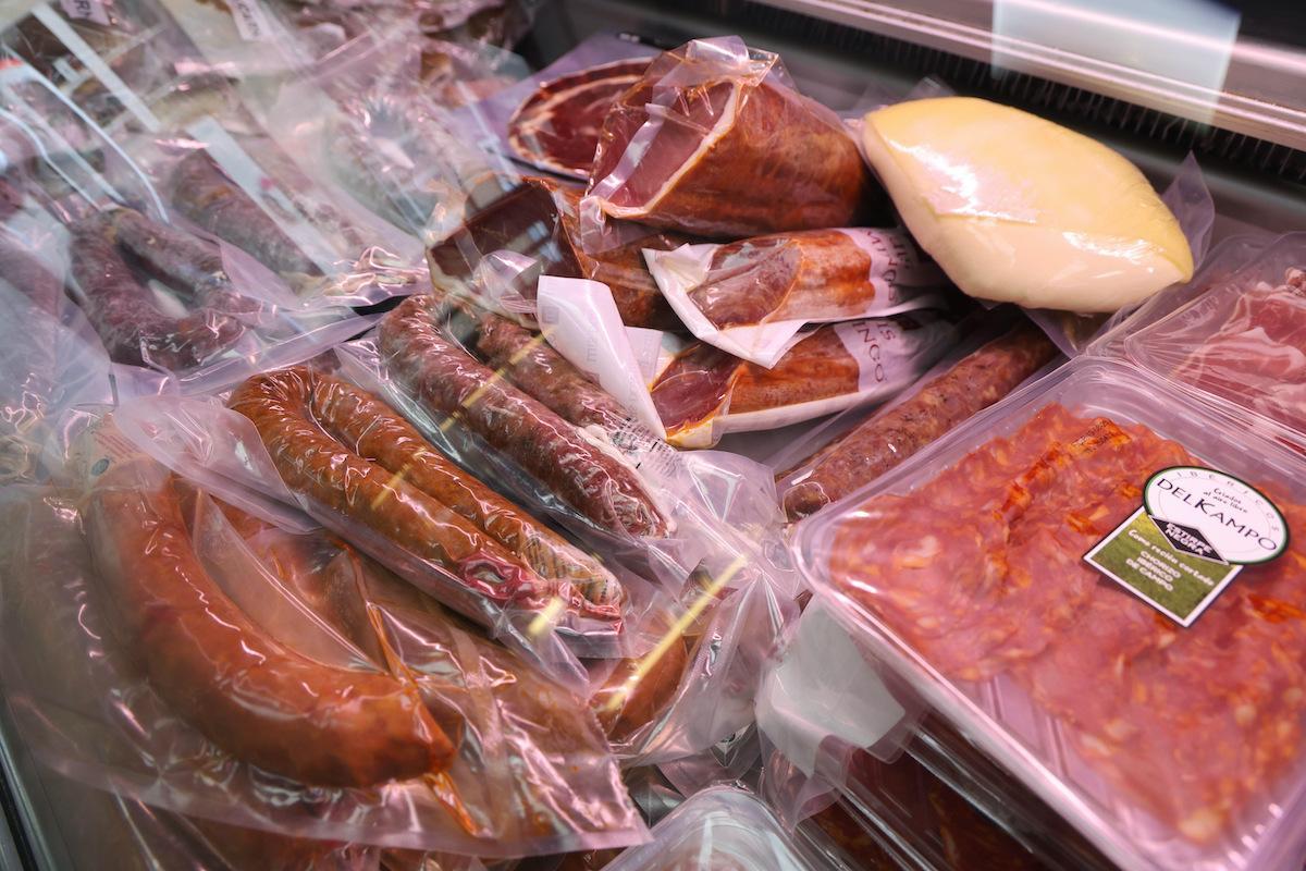Además del excepcional sabor de sus carnes, la empresa ofrece una cuidada selección de productos gourmet que incluye quesos curados, semicurados, azules y con trufa; embutidos artesanales como chorizo y salchichón, elaborados sin conservantes ni aditivos; cecina de Angus y de buey; carpaccio de picaña y bacalao de alta calidad. También dispone de alubias seleccionadas, conservas de la marca Gándara, una cuidada variedad de vinos y miel artesanal.
