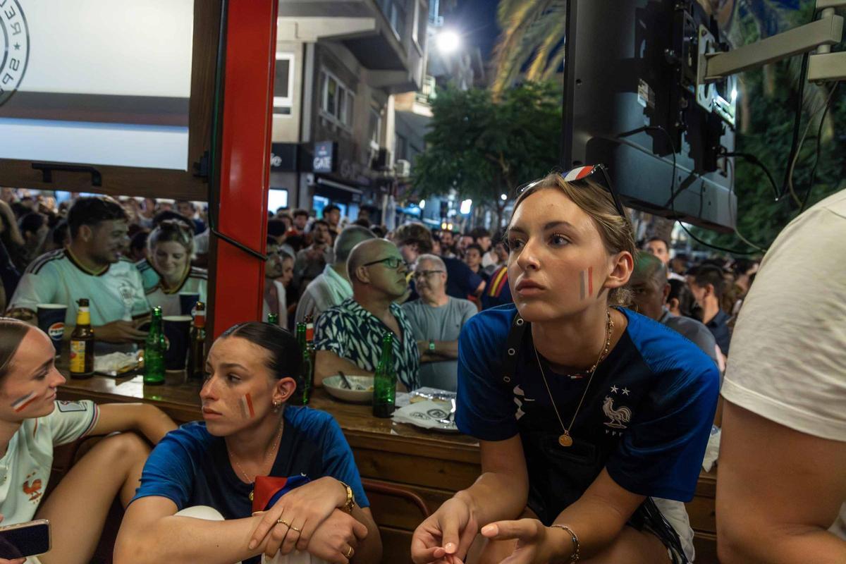 La alegría española y la tristeza francesa: así vivieron sus aficiones el partido decisivo en el centro de Alicante