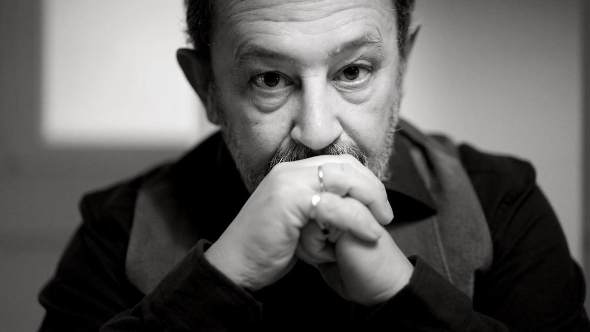 El escritor Adolgo García Ortega, fotografiado en su casa de Madrid durante su entrevista con el suplemento 'ABRIL'.