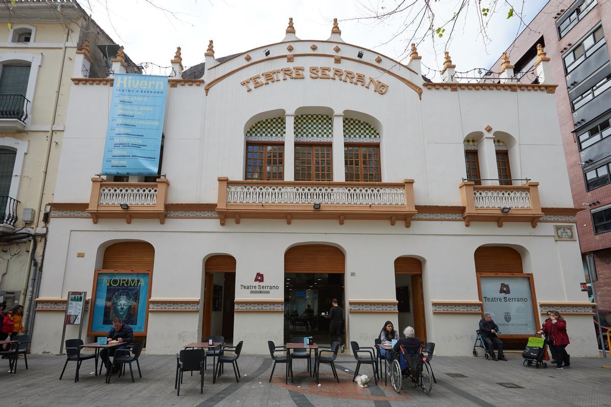 Exterior del Teatre Serrano, en una imagen de archivo.