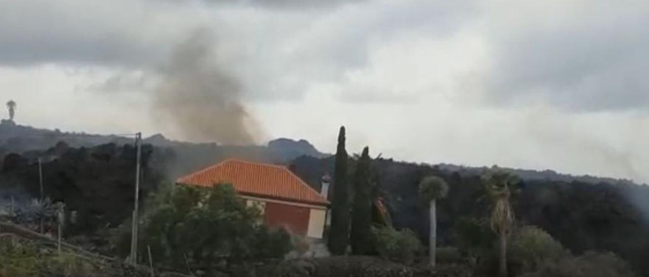 Abundancia de cenizas con algunos relámpagos en el penacho en el volcán de La Palma