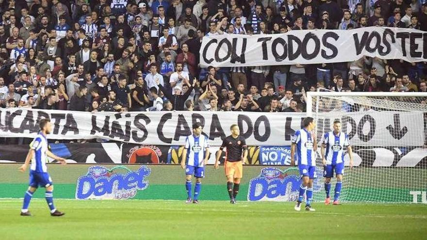 Los Riazor Blues exhibieron un tifo durante el partido contra el Valencia en referencia a la multa de 120.000 euros propuesta en octubre.