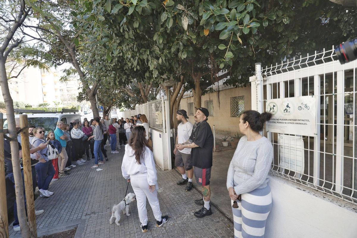 Familiares de alumos del CEIP Son Pisà esperando a que termine el consejo escolar extraordinario celebrado por el 'caso Roldán'.