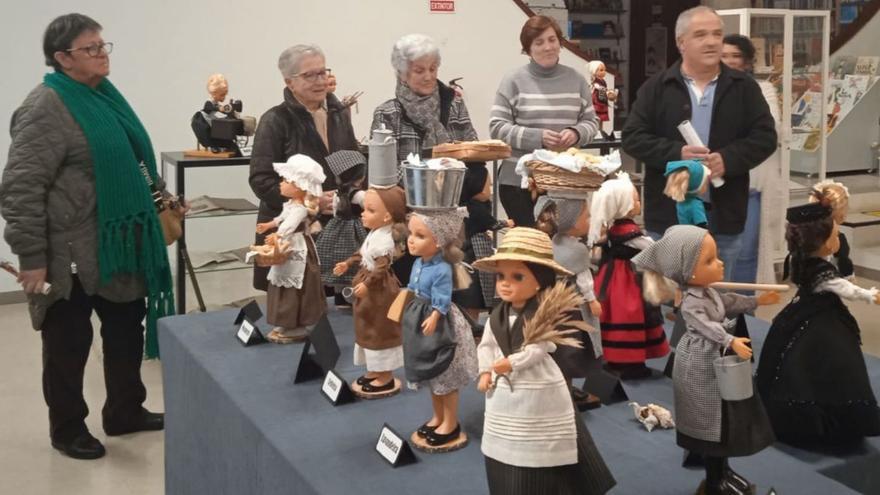 Una muestra con 19 muñecas presenta los trajes típicos de las trabajadoras mecas