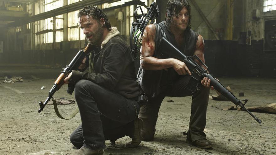 Los actores Andrew Lincoln y Norman Reedus en &#039;The Walking Dead&#039;.