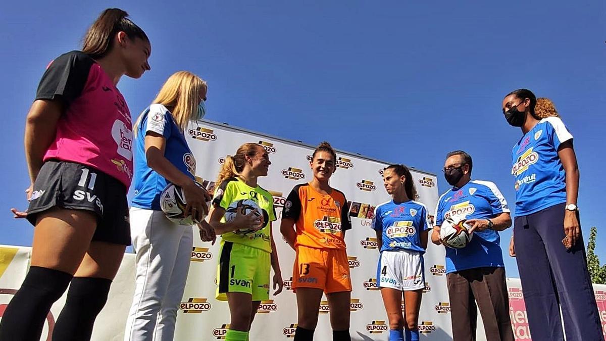 Las jugadoras del Alhama Féminas durante la presentación del acuerdo con ElPozo.