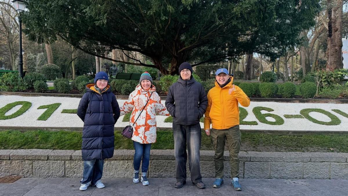Una familia de Kazajistán, la primera de 2026 en sacarse una foto con el calendario más popular y fotografiado de Asturias