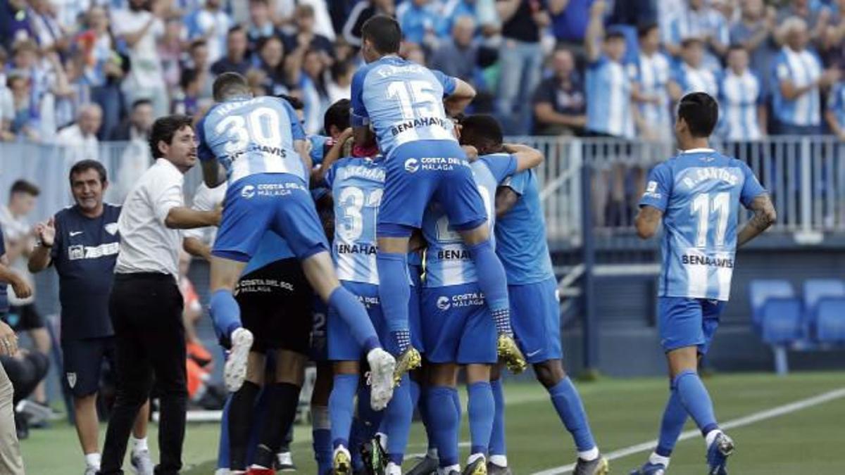El Málaga golea al Elche y ya piensa en el play off