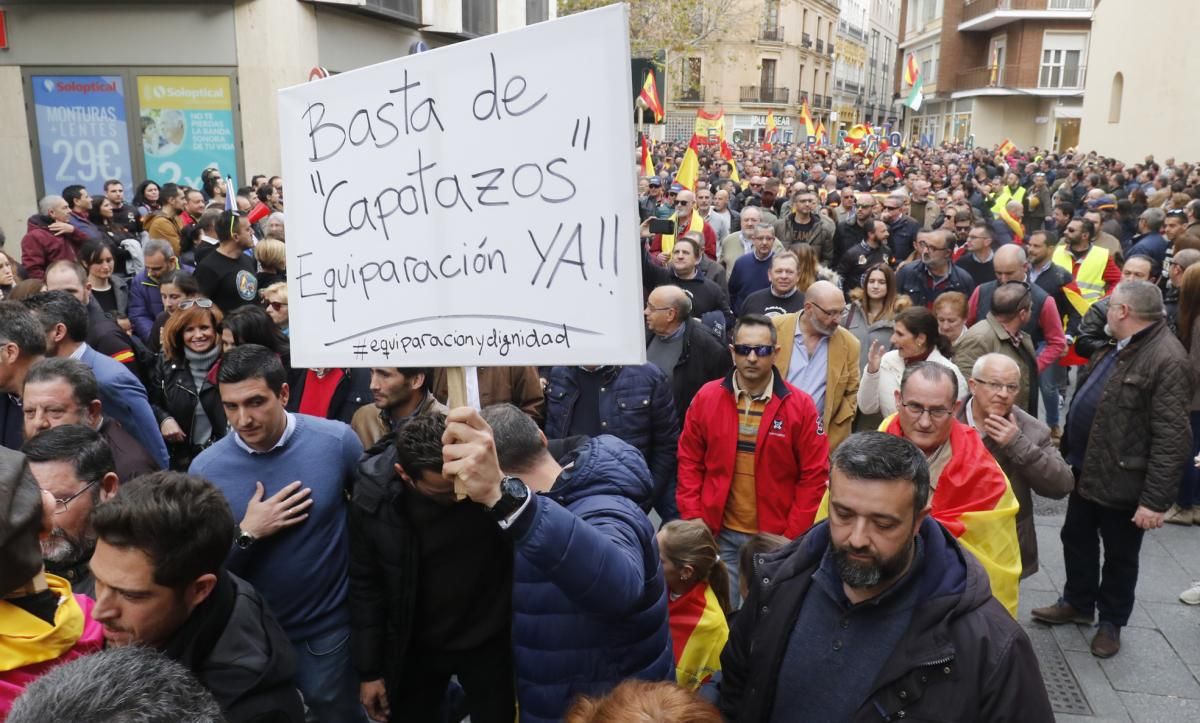 Miles de policías y guardias civiles se manifiestan por la equiparación salarial