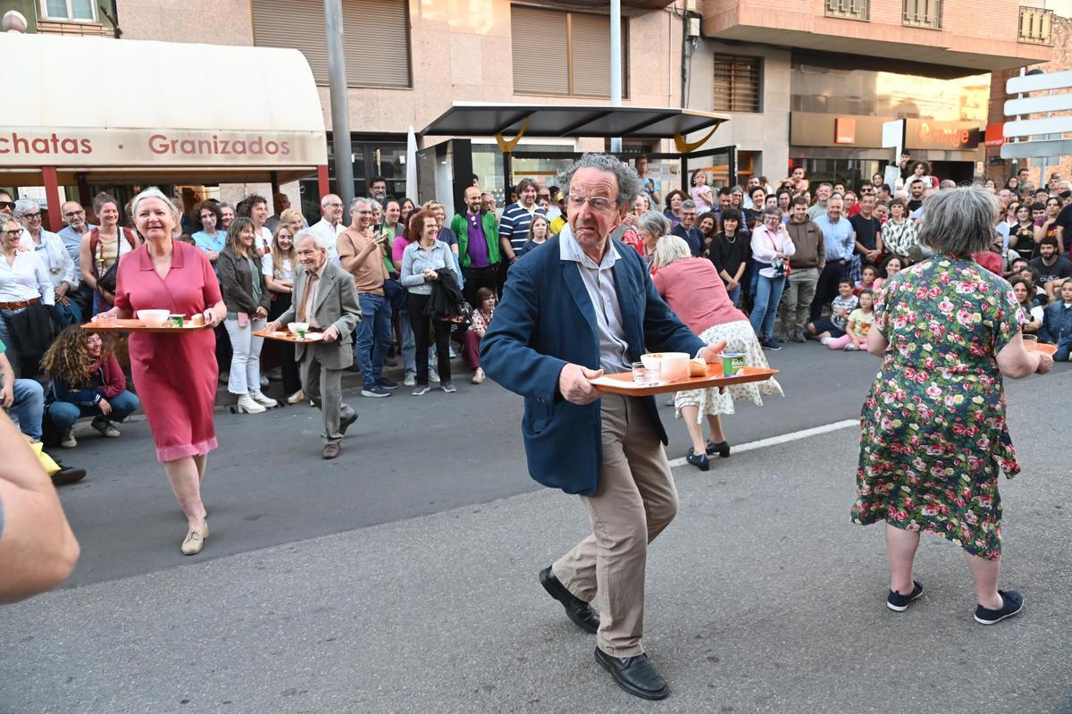 La producción de Adhok, en la siete mayores escapan de su residencia para lanzarse a una aventura urbana, desató las risas del público.