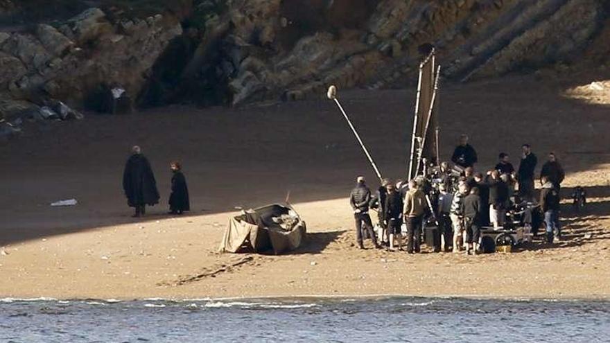 Rodaje de la serie &#039;Juego de Tronos&#039; en una playa vasca, ayer.