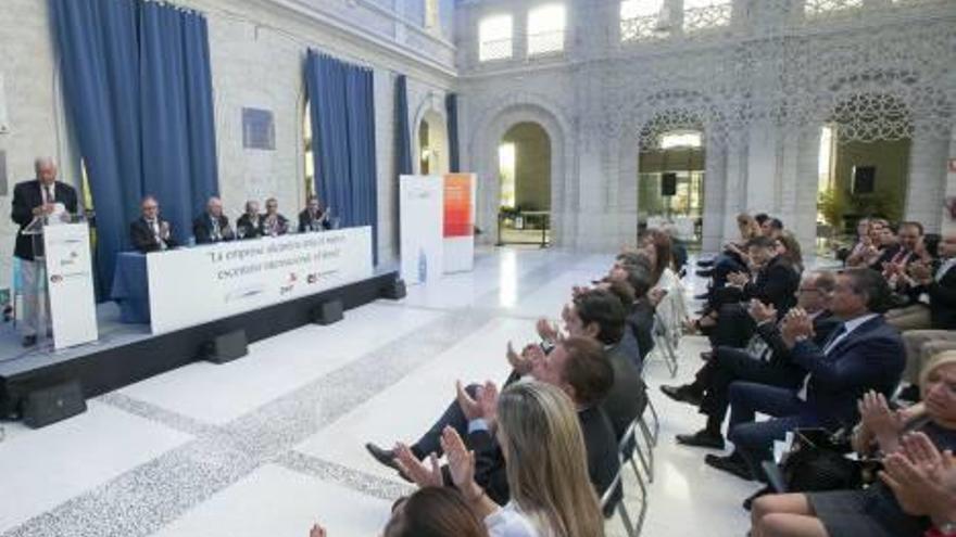 Margallo, al final de su discurso en las jornadas en Casa Mediterráneo