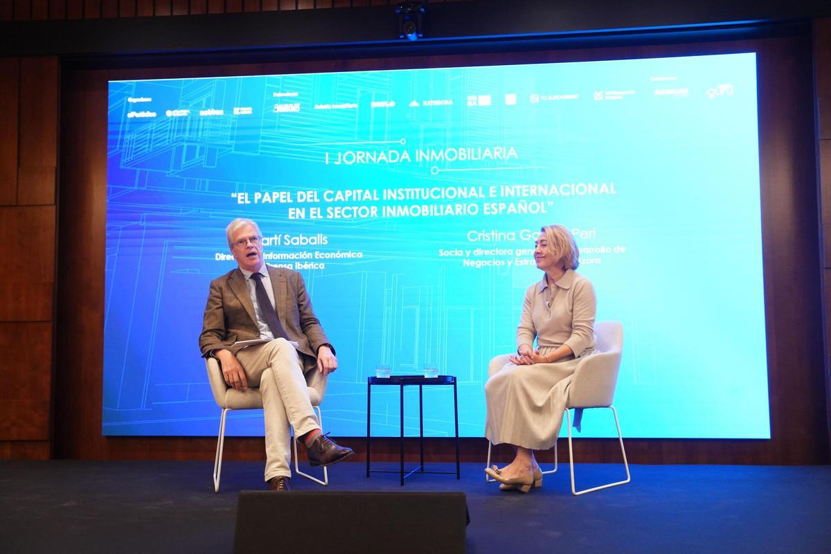De izquierda a derecha: Martí Saballs, director de Información Económica de Prensa Ibérica, y Cristina García-Peri, socia y directora general de Desarrollo de Negocios y Estrategia de Azora