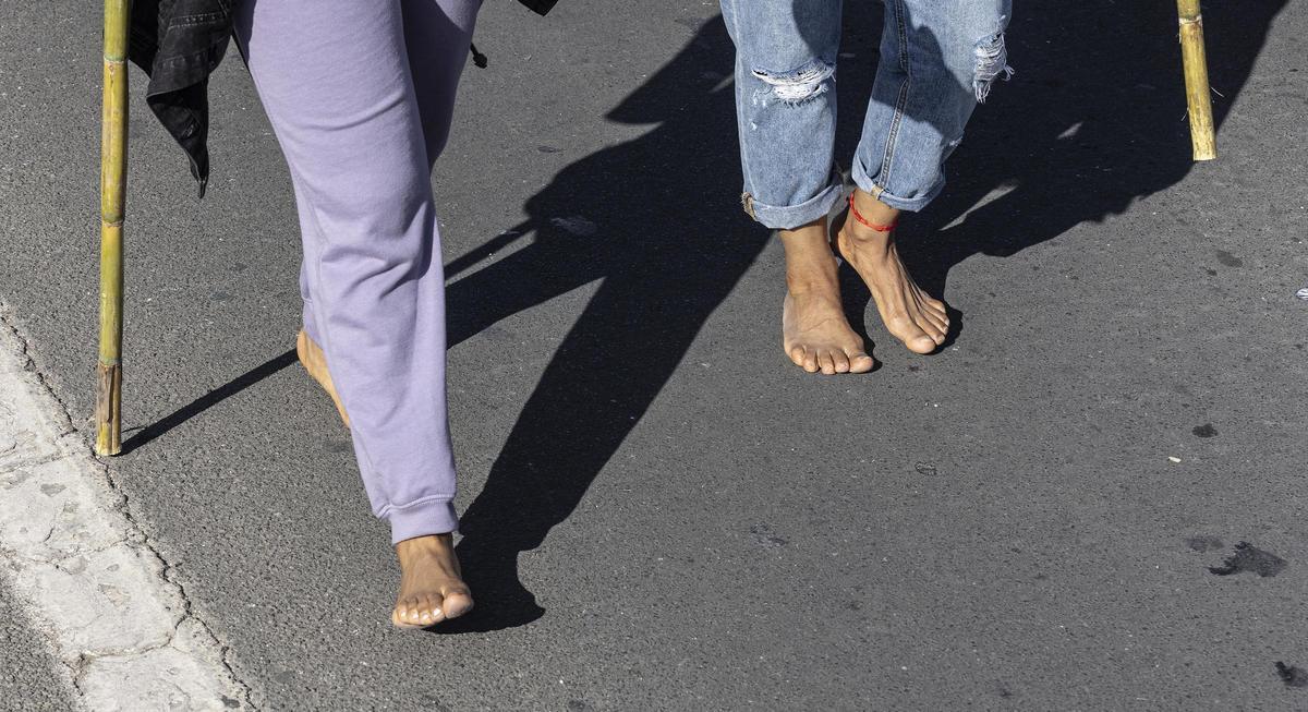 Algunos peregrinos realizan la romería de la Santa Faz descalzos