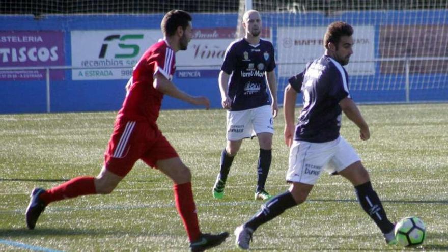 Imagen de un partido de esta temporada del Estudiantil jugado en San Martiño. // Bernabé